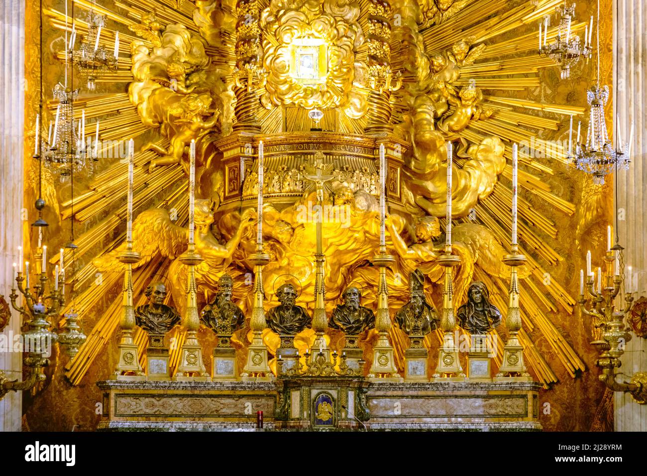 Rome, Italie - 1 août 2021 : scène de l'autel dans l'église Chiesa di Santa Maria à Portico à Campitelli à Rome, Italie. Banque D'Images