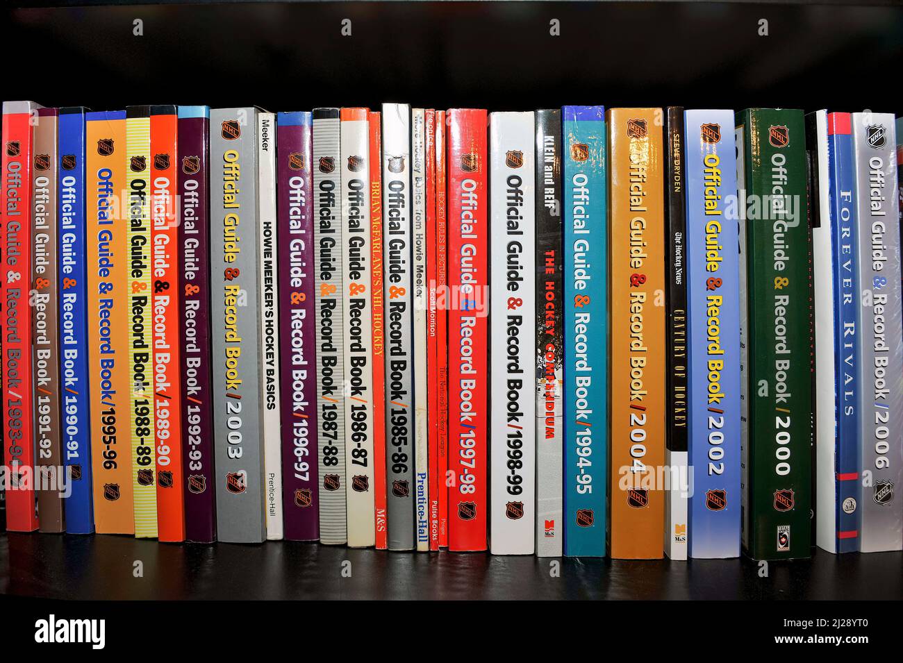 Une rangée de guides officiels et de livres de records de la Ligue nationale de hockey. Banque D'Images
