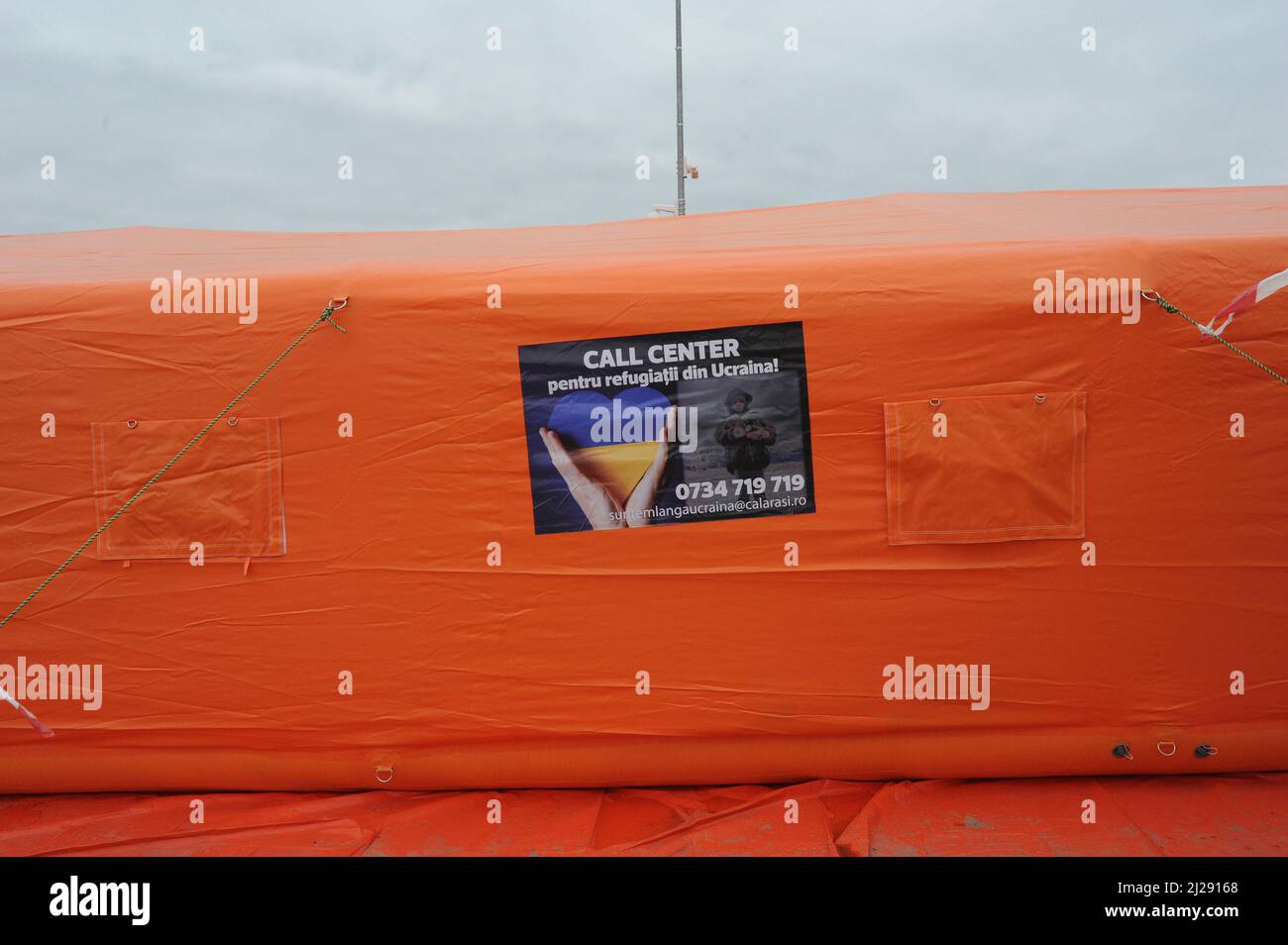 Accueil des réfugiés ukrainiens au poste frontalier d'isaccea - roumanie Banque D'Images