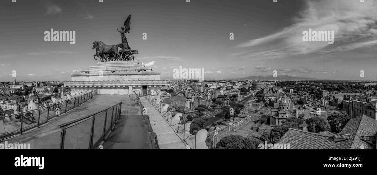 Rome, Italie - 5 août 2021 : les gens profitent de la vue depuis le monument national Victor Emmanuel II jusqu'à l'horizon de Rome. Banque D'Images