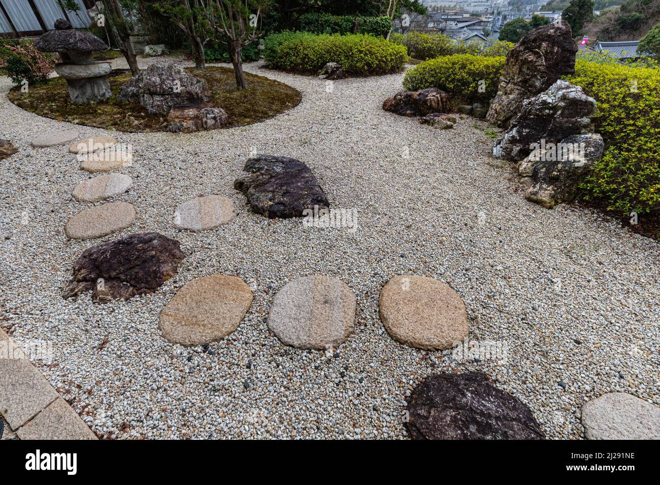 Le jardin du temple de Kasuisai a 600 ans d'histoire, nommé par le shogun Ieyasu Tokugawa. En avril et mai, cerises, pivoines, et azalées la grande garde Banque D'Images