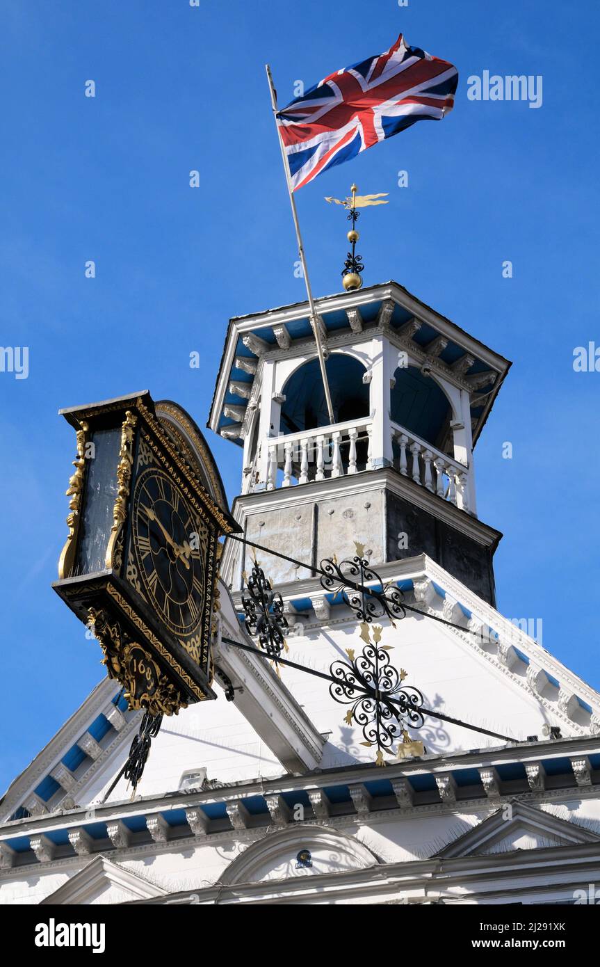 Guildford Guildhall avec horloge historique et drapeau Union Jack volant dans le vent. High Street, Guildford, Surrey, Angleterre, Royaume-Uni Banque D'Images