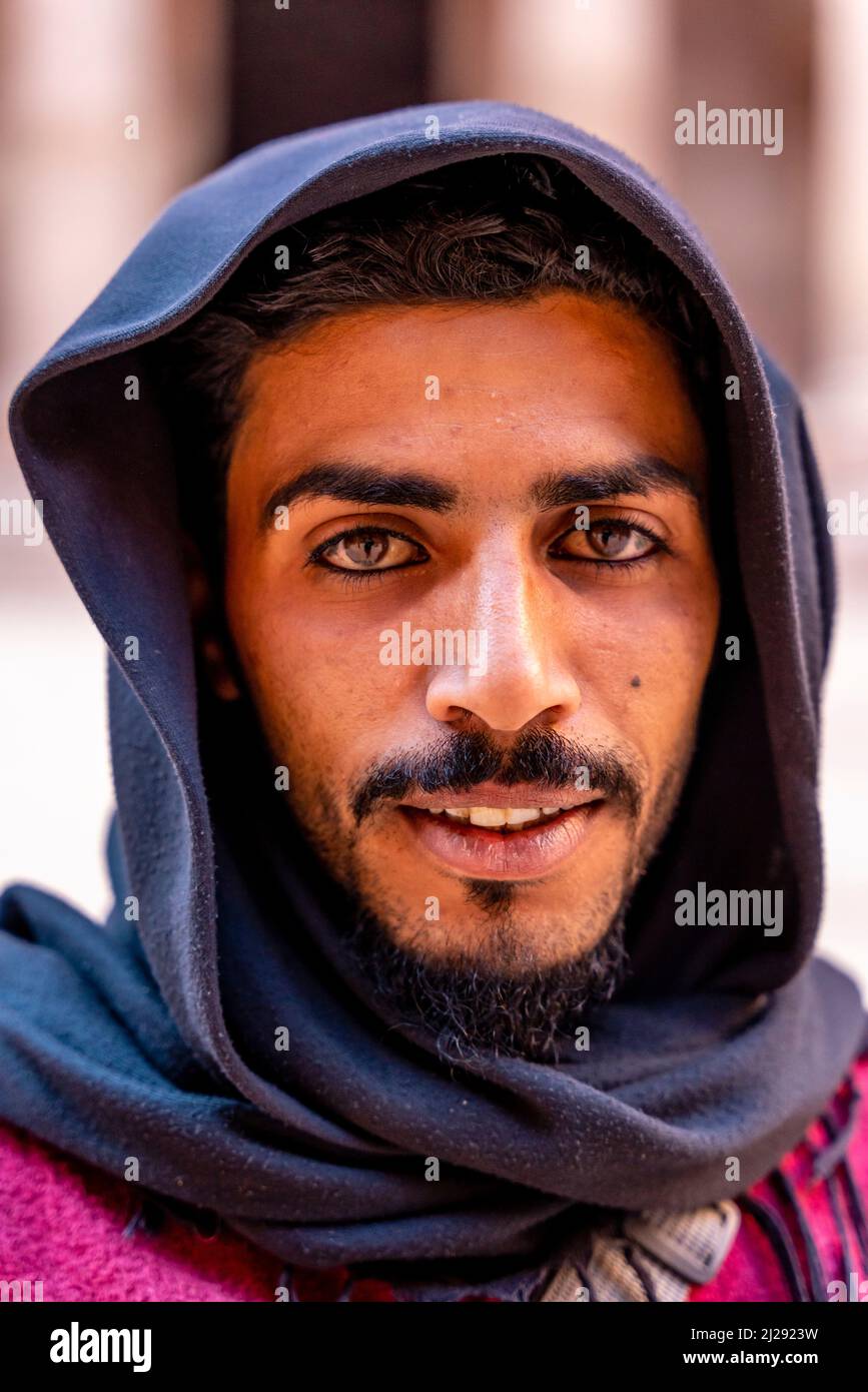 Portrait d'Un jeune homme bédouin, Pétra, Jordanie, Asie. Banque D'Images
