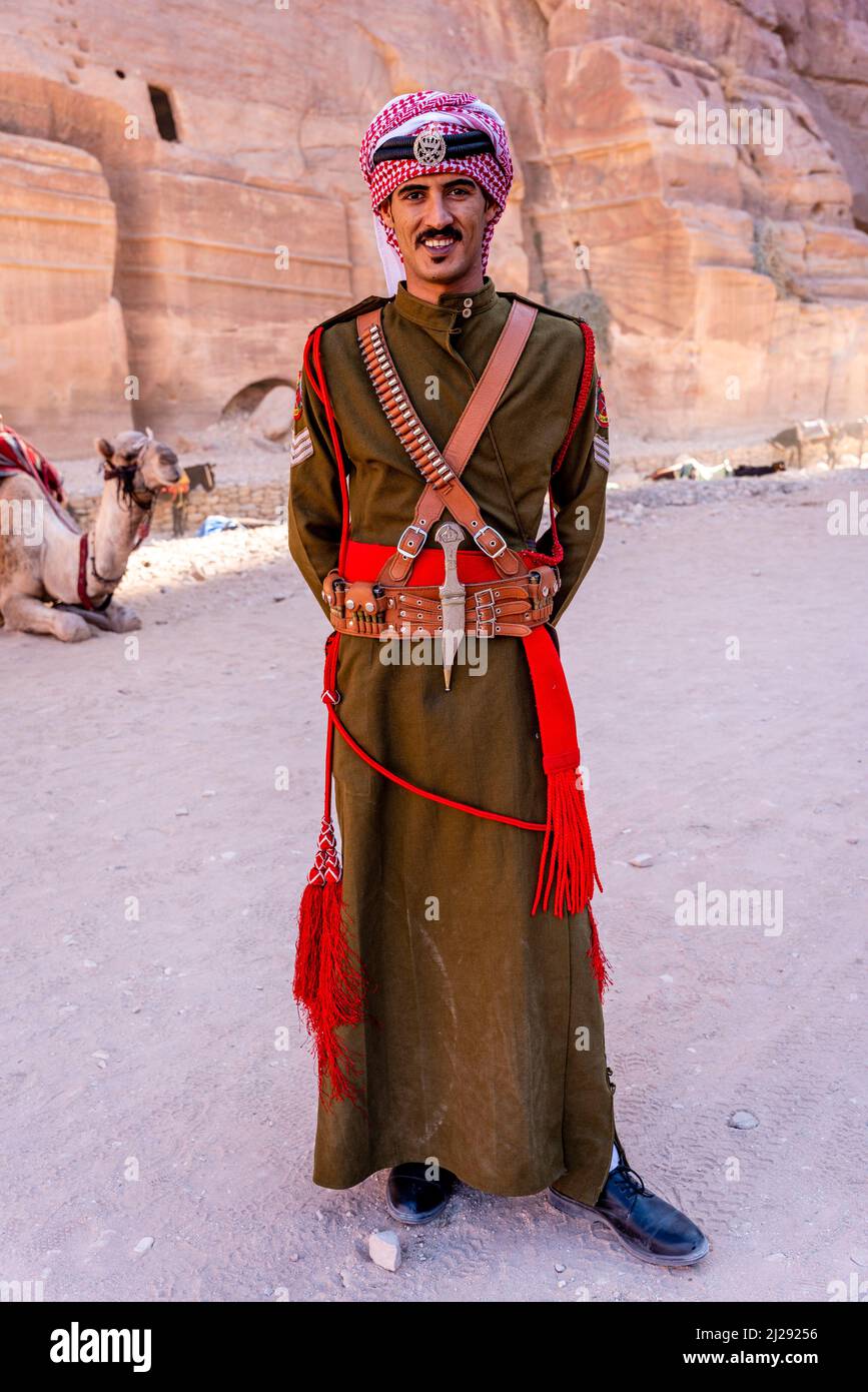 Un officier de police « Bédouin » dans le désert, Petra, Jordanie. Banque D'Images