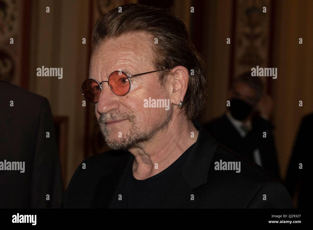 Bono, un chanteur-compositeur irlandais, rencontre des membres de la police du Capitole lors de sa visite à Capitol Hill le 30 mars 2022 à Washington D.C., U.S. Credit: Aaron Schwartz/CNP Banque D'Images