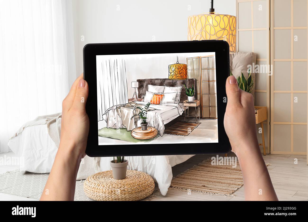 Femme de créateur tenant un ordinateur tablette avec dessin de l'intérieur de la chambre. Nouvelle conception selon la disposition sur l'esquisse Banque D'Images