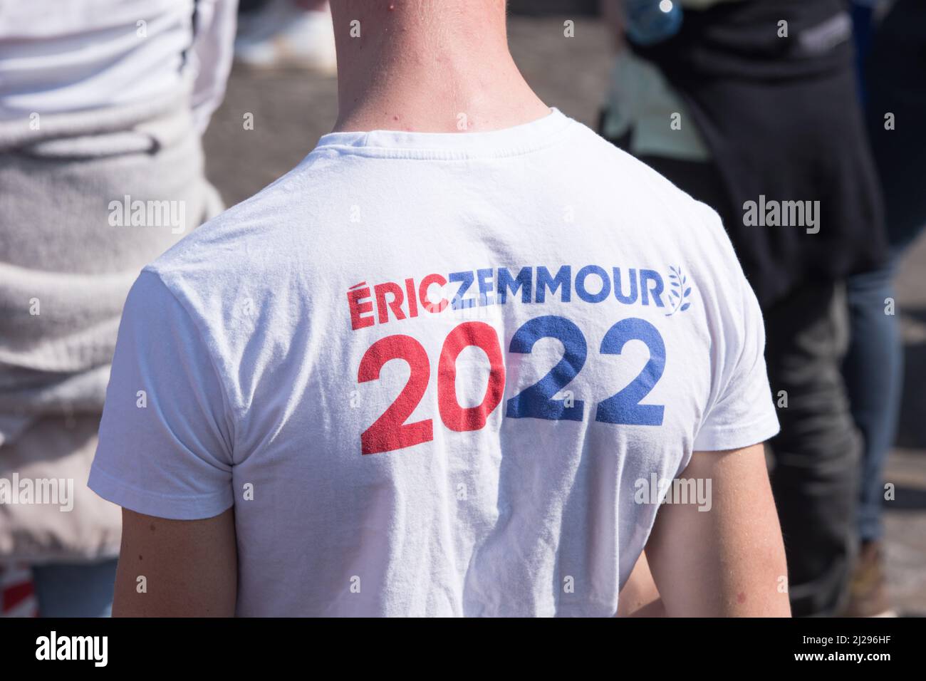 27 mars 2022 - un activiste d'Eric Zemmour portant un T-shirt soutenant le candidat à la présidence lors de la rencontre au Trocadéro à Paris. Banque D'Images