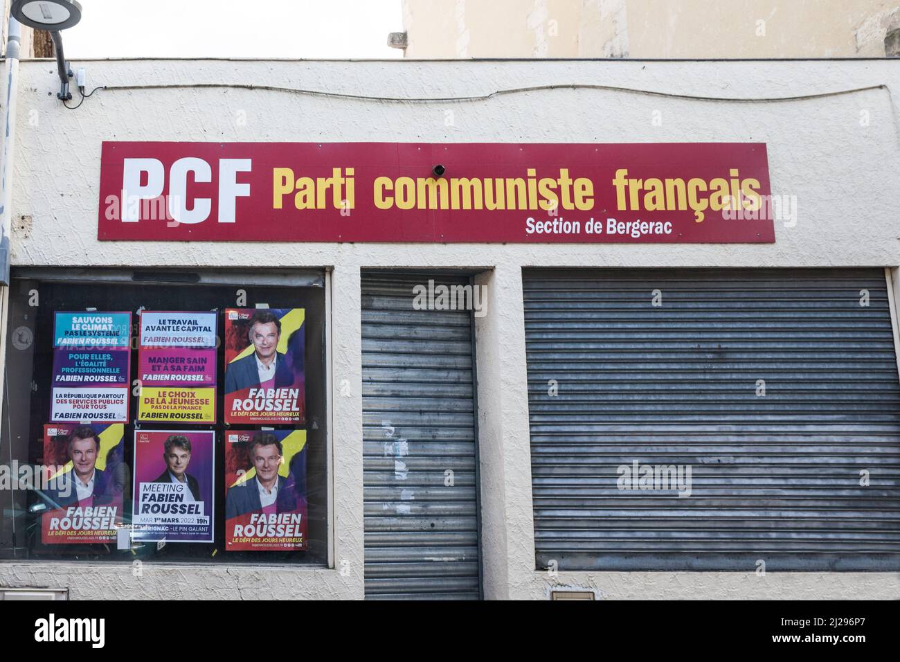 Photo du bureau local du parti communiste français, ou Parti communiste français, à bergerac, avec des affiches du candidat communiste pour le Banque D'Images