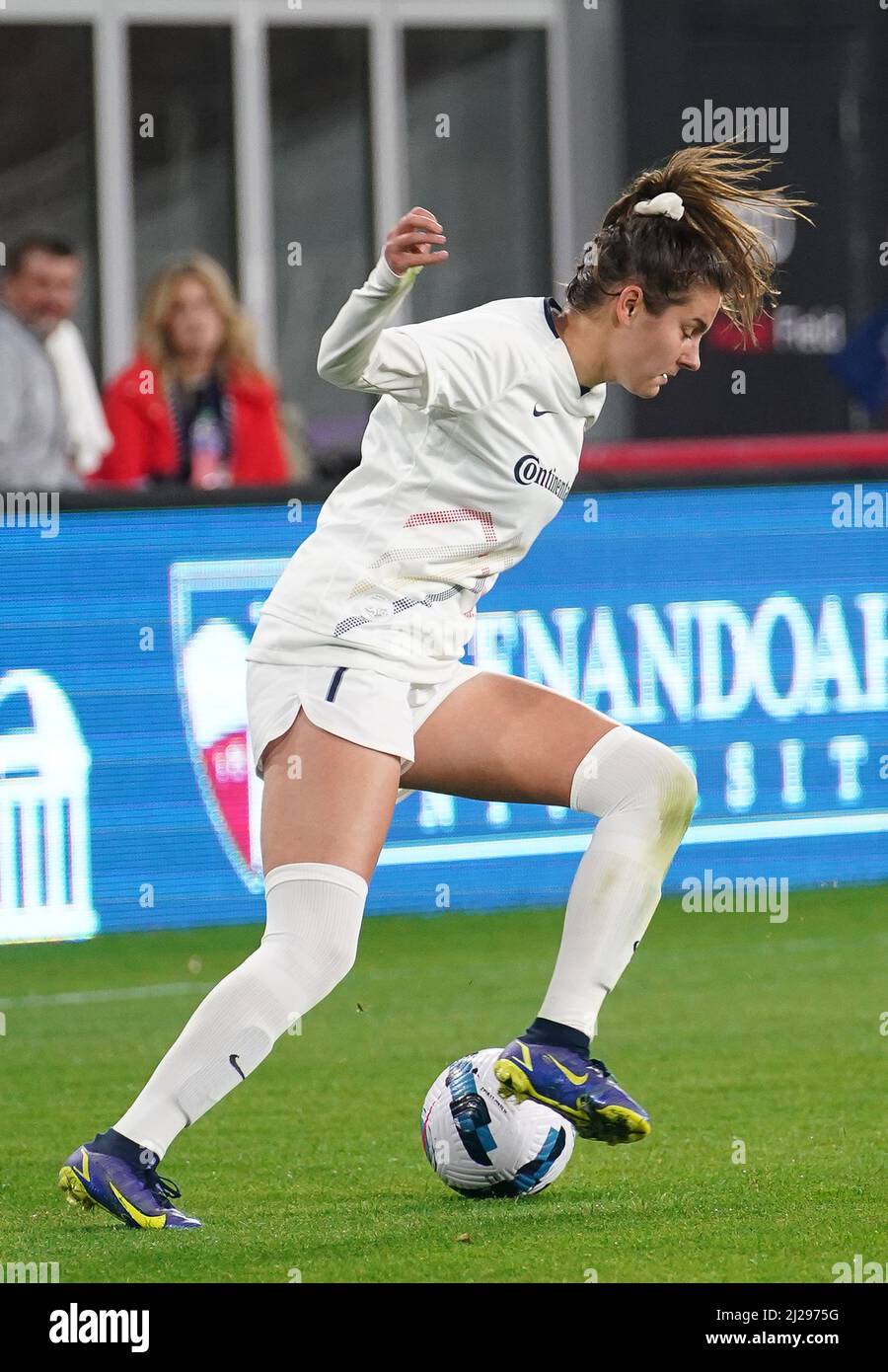 WASHINGTON, DC, USA - 30 MARS 2022 : le défenseur du courage de Caroline du Nord Malia Berkely (7) contrôle le ballon lors d'un match de la coupe du défi NWSL entre l'esprit de Washington et le courage de Caroline du Nord, le 30 mars 2022, à Audi Field, à Washington, CC. (Photo de Tony Quinn-Alay Live News) Banque D'Images