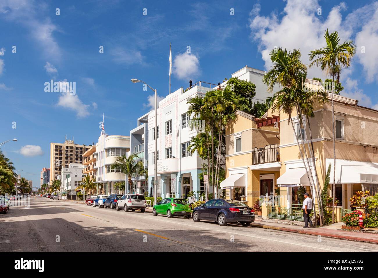 Mimi Beach, États-Unis - 5 août 2013 : rue avec de vieux bâtiments dans le quartier art déco de Miami, États-Unis. Banque D'Images