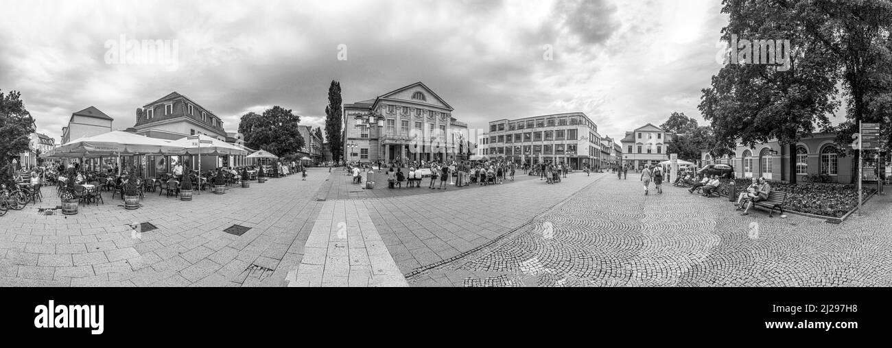 Weimar, Allemagne - 28 juillet 2018 : les gens aiment se promener dans la vieille ville de Weimar avec la statue de Goethe et Schiller et la façade du théâtre historique Banque D'Images