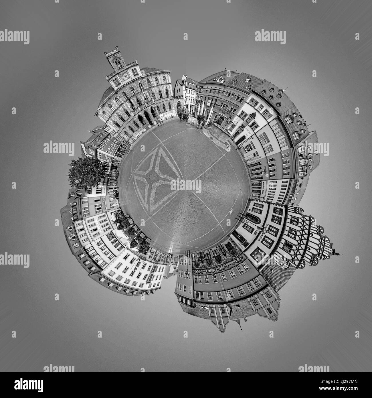 Weimar, Allemagne - 28 juillet 2018 : vue panoramique de l'ancienne place du marché de Weimar dans un format de planète minuscule avec célèbre hôtel de ville. Banque D'Images
