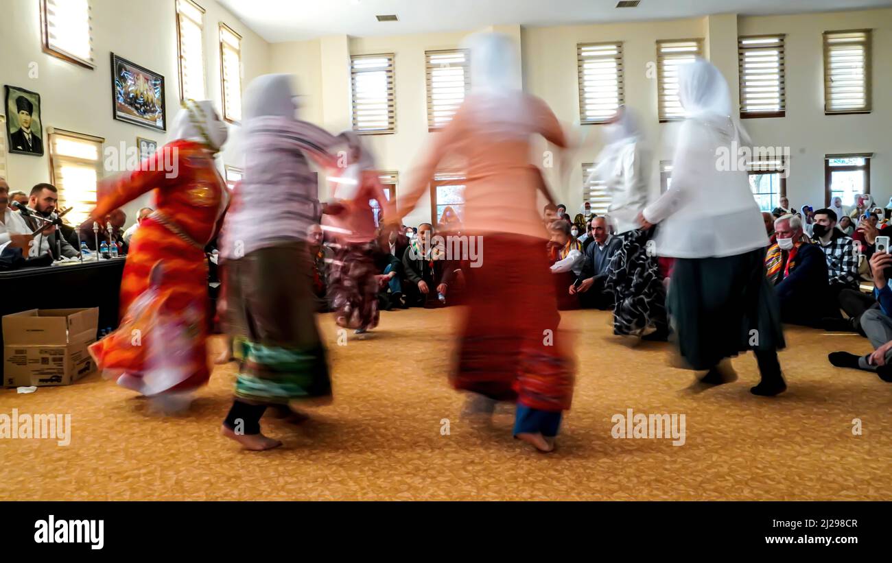 Izmir, Turquie, Turquie. 26th mars 2022. Les musulmans anatoliens se sont réunis à Djemevi pour célébrer l'arrivée du printemps de Newroz avec le ''Rite de l'unité''. Ils prient ensemble dans cette messe spéciale officiée par le chef religieux d'Alevi 'dede', exécuté dhikr et exécuté la danse religieuse qui s'appelle 'Semah' (Credit image: © Idil Toffolo/Pacific Press via ZUMA Press Wire) Banque D'Images