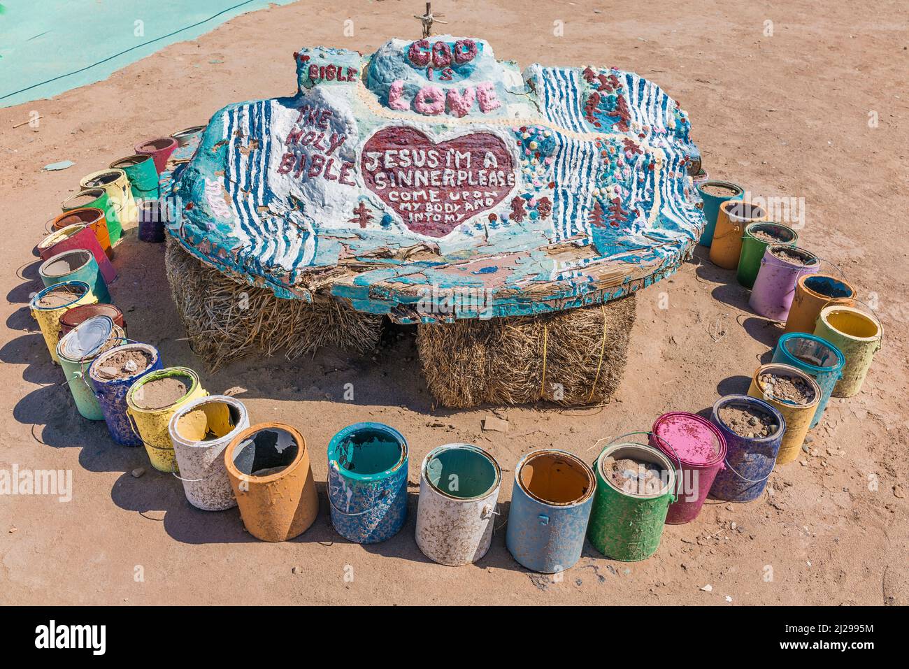 Modèle à échelle du mont du Salut assis sur des balles de foin au sol entouré de boîtes de peinture de différentes couleurs. Banque D'Images
