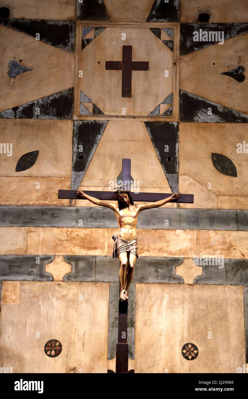 Le crucifix sur l'autel du Baptistère à Florence en Italie. Banque D'Images