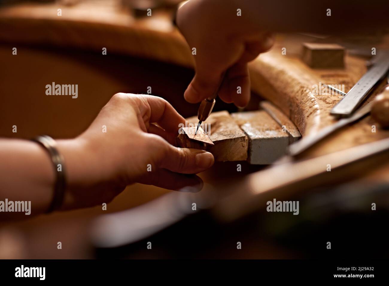 Travailler avec vos mains est la forme d'art la plus pure. Personne utilisant un outil pour travailler sur un morceau de bois. Banque D'Images