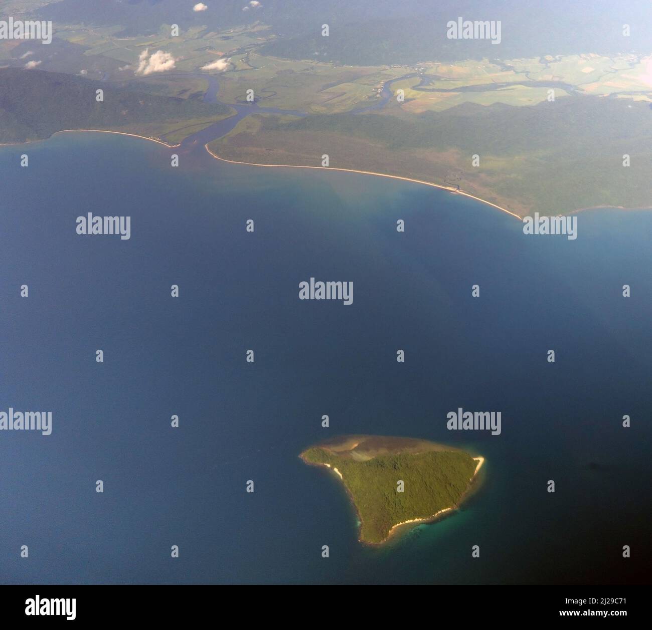 Vue aérienne de High Island, Frankland Islands Group, près de l'embouchure de la rivière Russell-Mulgrave, près de Cairns, Queensland, Australie Banque D'Images