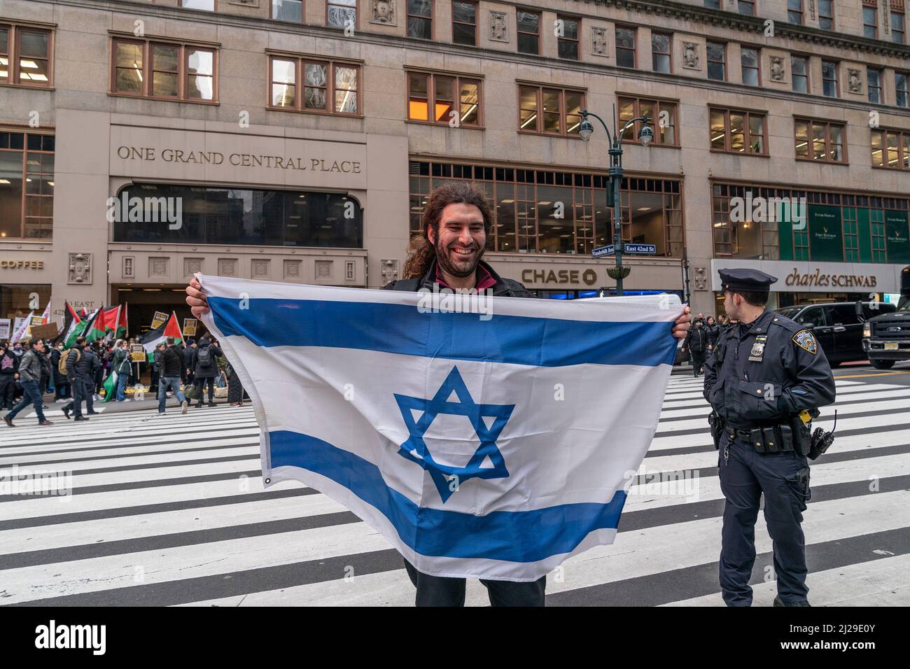 New York, États-Unis. 30th mars 2022. Pro et contre les rassemblements palestiniens ont eu lieu sur 42nd rue à Manhattan à New York le 30 mars 2022, le jour de la Terre, Yawm al-ARD. Des manifestants pro-palestiniens ont été rejoints par des Juifs ultra-orthodoxes de la communauté de Neturei Karta qui s'opposaient à l'existence d'Israël en tant qu'État. La police a séparé des groupes de pro et contre les Palestiniens pour leur propre sécurité. (Photo de Lev Radin/Sipa USA) crédit: SIPA USA/Alay Live News Banque D'Images