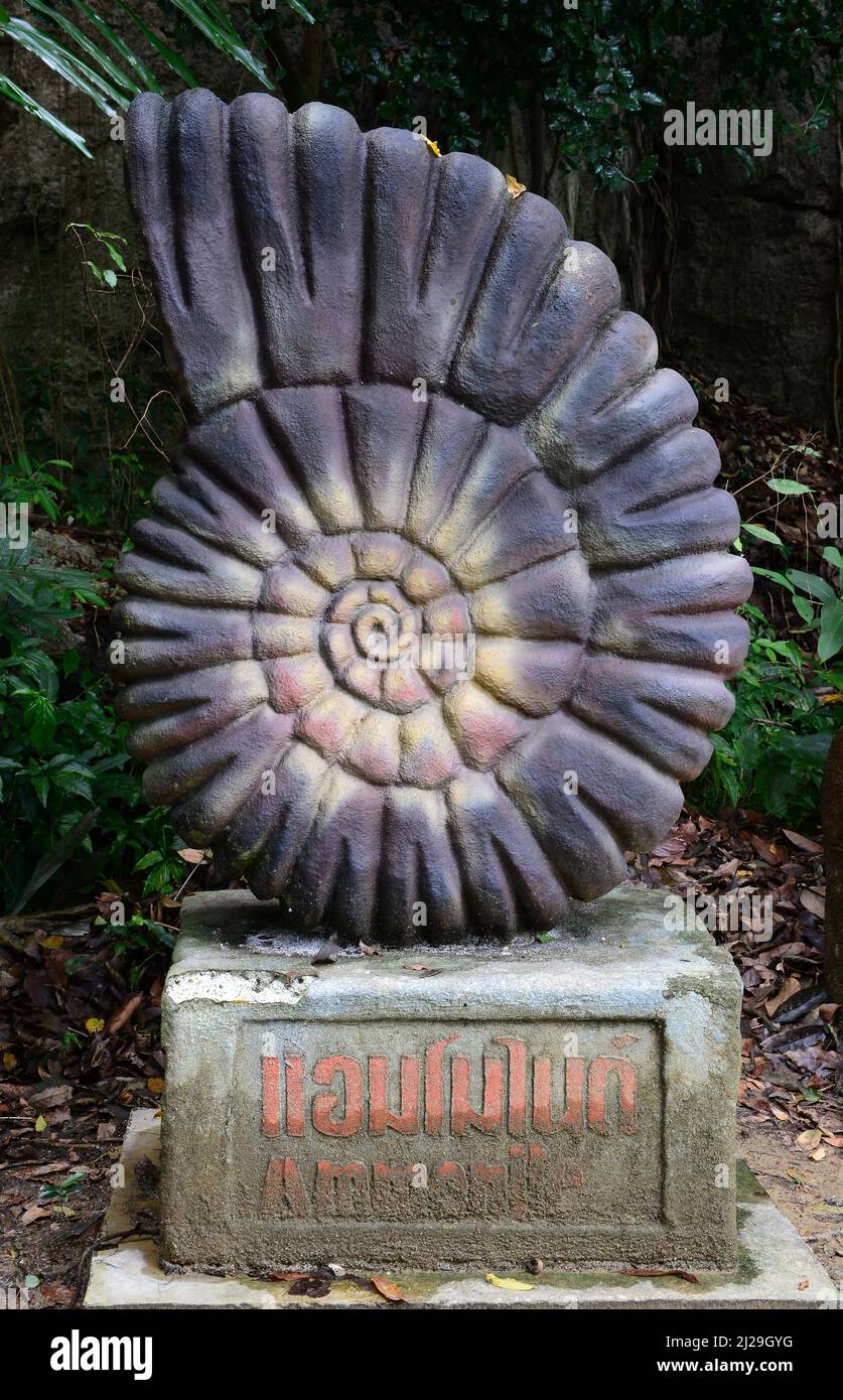 Statue d'ammonium aux noms thaïlandais et anglais à la grotte d'Urai Thong, district de la-ngu, province de Satun, Thaïlande Banque D'Images