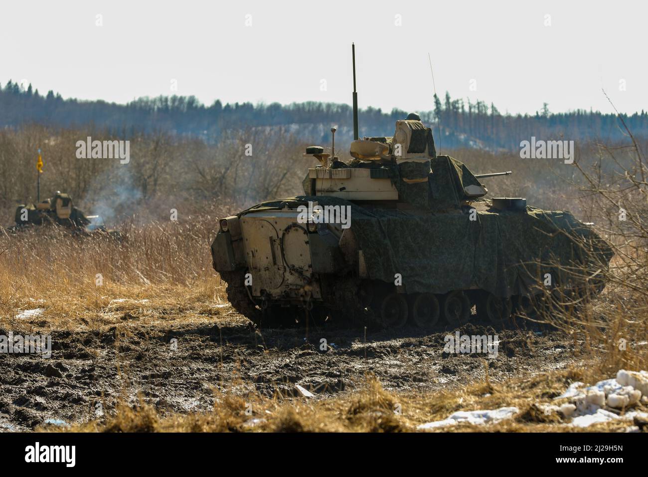 Bradley les véhicules de combat du 2nd Bataillon 34th Armored Regiment, 1st Armored Brigade combat Team, 1st Infantry Division, se conduisent vers l'élément principal tout en agissant comme forces opposées pendant un exercice intégré avec l'armée tchèque pendant la grève sabre 22 dans la zone militaire de Hradiště, dans le nord-ouest de la République tchèque, le 09 mars 2022. (É.-U. Garde nationale de l'armée photo par Sgt. Tara Fajardo Arteaga) Banque D'Images