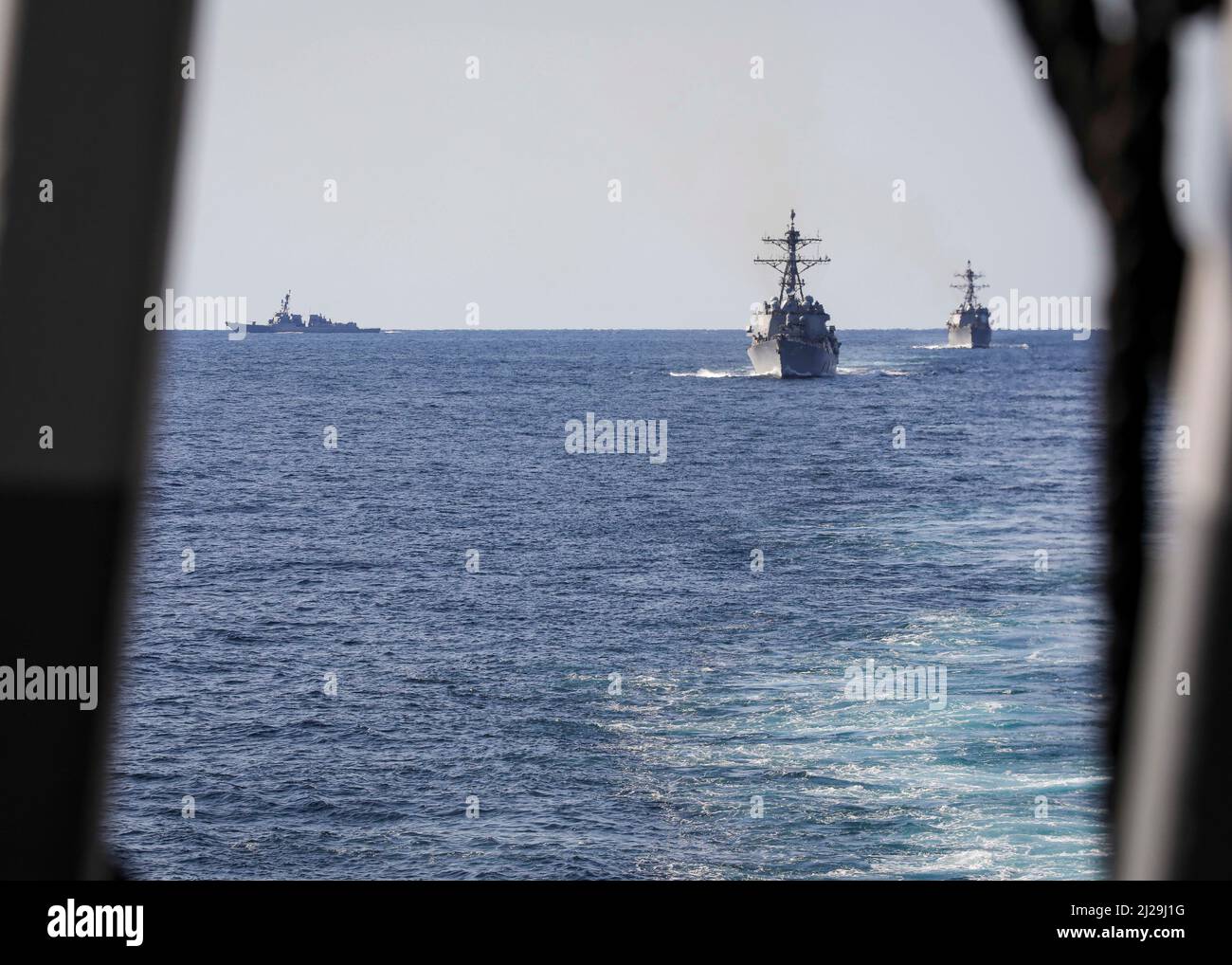 OCÉAN ATLANTIQUE (28 mars 2022) – les destroyers de missiles guidés de la classe Arleigh Burke USS Delbert D. Black (DDG 119), à gauche, USS Paul Ignatius (DDG 117), centre, et USS Truxtun (DDG 103) participent à une simulation de transit avec le missile guidé de la classe Arleigh Burke (DDG porter), 28 mars 78. Porter, déployé à Rota, en Espagne, participe actuellement à l'exercice du groupe de travail dans la zone d'exploitation de la flotte américaine 2nd. Le TTEX sert d'exercice de certification pour le déploiement indépendant des navires et est conçu pour tester la préparation et la performance de la mission dans une opération intégrée Banque D'Images