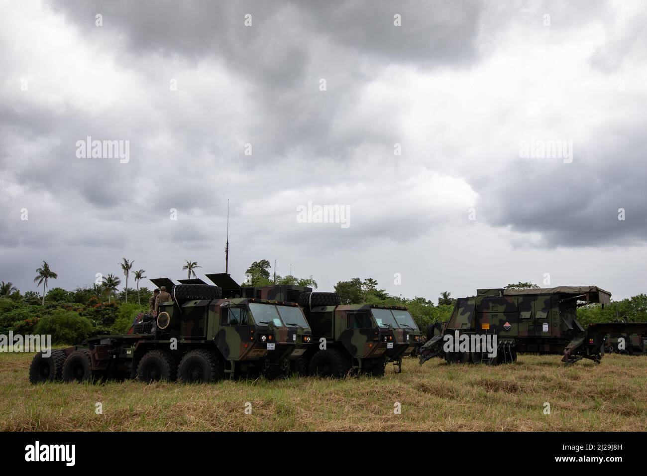 Bravo Battery, 1st Bataillon, 1st Air Defense Artillery Regiment commence des opérations de placement le 29 mars 2022 à l'aérodrome de North Cagayan près d'Apri, Philippines pendant Balikatan 22. Balikatan est un exercice annuel entre les forces armées des Philippines et l'armée américaine visant à renforcer l'interopérabilité bilatérale, les capacités, la confiance et la coopération bâtie sur des expériences partagées de plusieurs décennies. Balikatan, Tagalog pour ‘de l’épaule à l’épaule’, est un exercice bilatéral de longue date entre les Philippines et les États-Unis qui met en lumière le partenariat profond entre les deux pays Banque D'Images