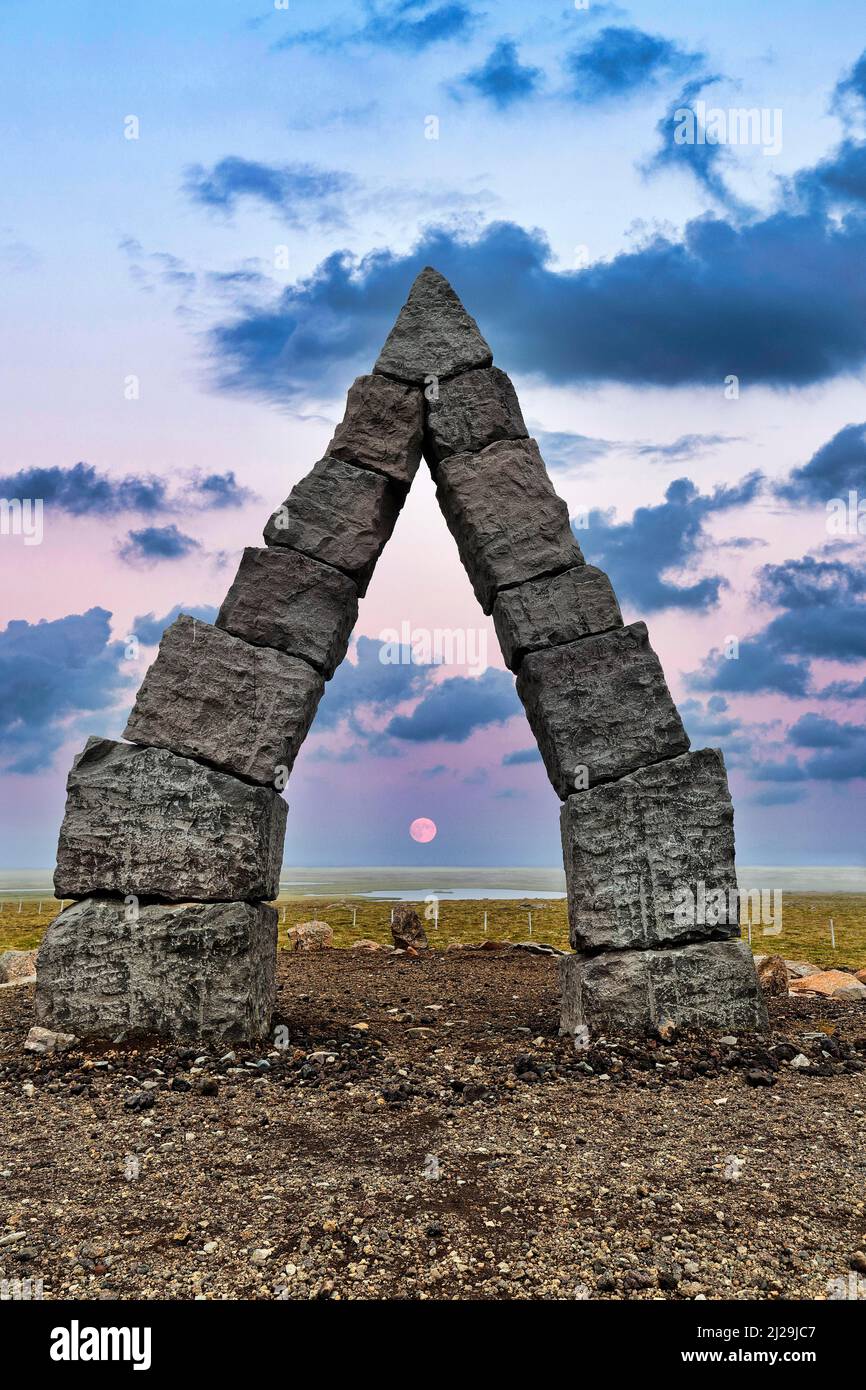 Porte en pierre monumentale dans un paysage stérile, monument Arctic Henge, Heimskautsgeri, Heimskautsgerdi, artiste Erlingur Thorodsen, lever de lune Banque D'Images