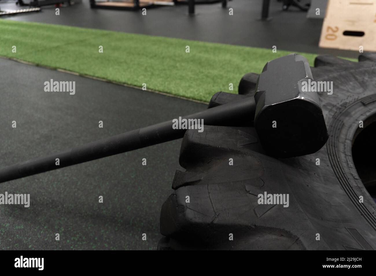 Roue d'entraînement Sledgehammer active physique, pour pneu de sport pour athlétique pour la concentration de culturisme, muscle d'exercice. Effort de biceps foncé, Banque D'Images