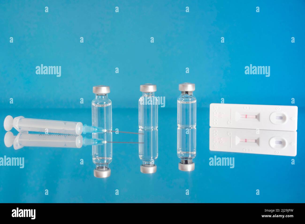 Flacons de vaccin, test de seringue et d'antigène, traitement du coronavirus COVID-19, grippe ou grippe, vaccination de masse mondiale contre le coronavirus, monde Banque D'Images