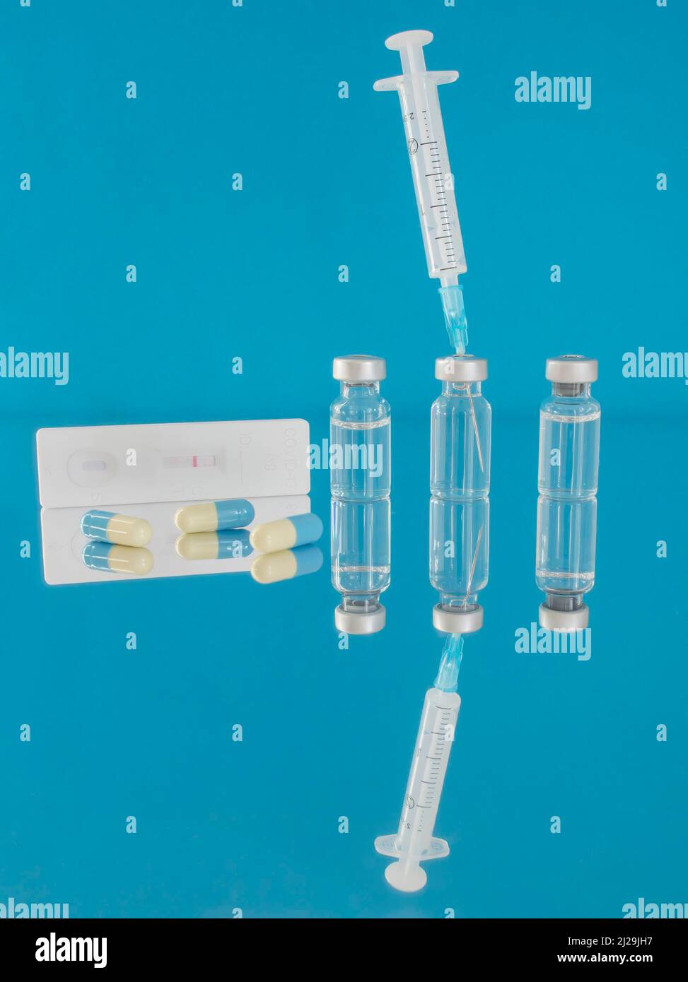 Flacons et seringues de vaccins, test d'antigène et pilules, traitement du coronavirus COVID-19, grippe ou grippe, vaccination de masse mondiale pour Banque D'Images