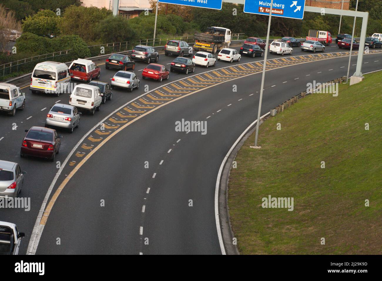 Un monde de plus en plus exceptionnel aujourd'hui. Photo en grand angle de la congestion routière sur l'autoroute. Banque D'Images