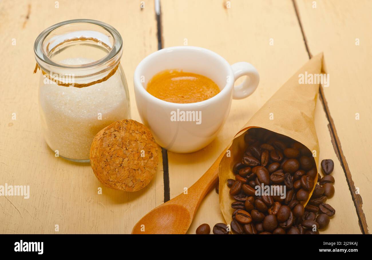 Espresso café et haricots sur un cône en papier cornucopia sur fond blanc Banque D'Images