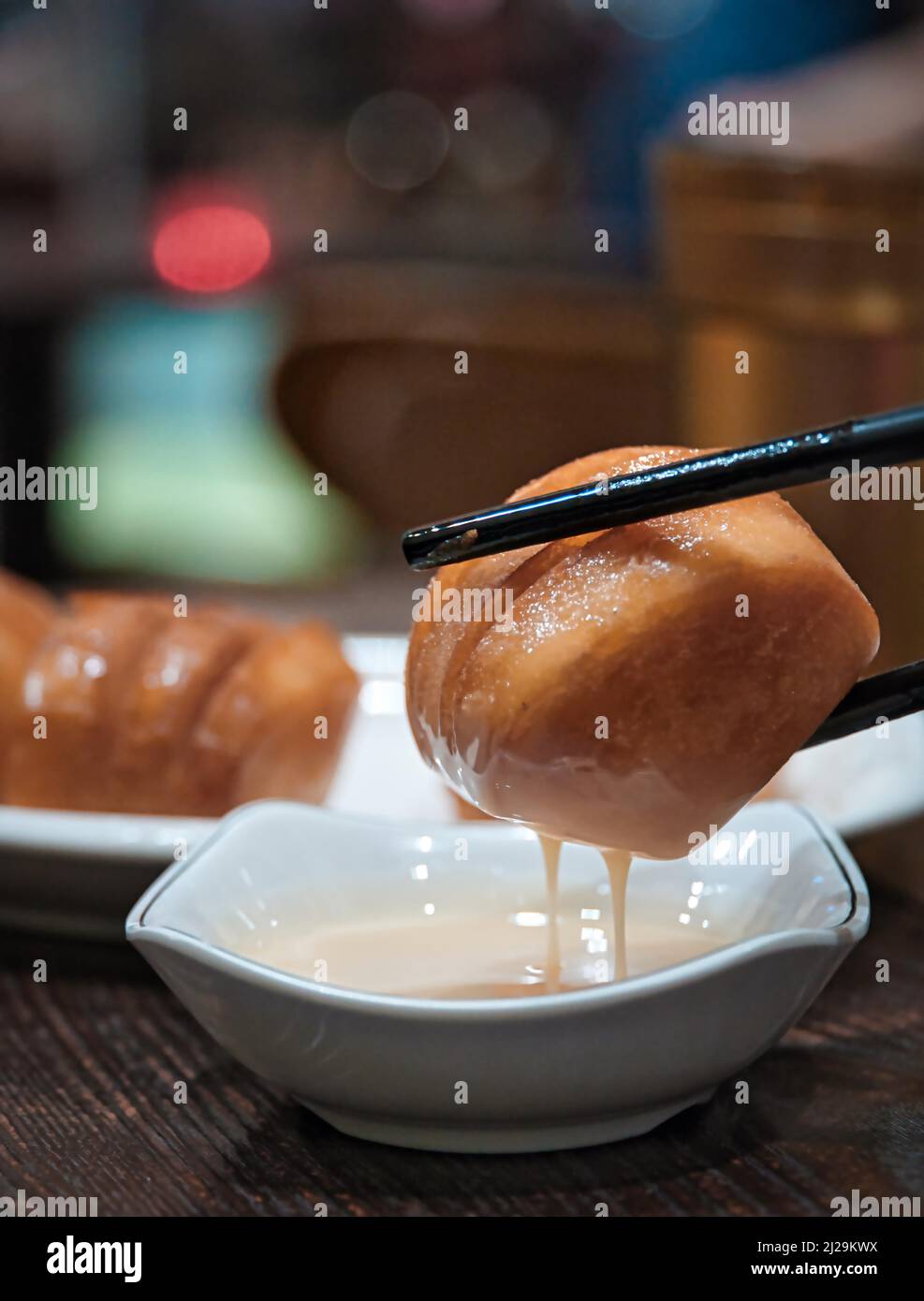 Un petit pain cuit à la vapeur dans un restaurant chinois Banque D'Images