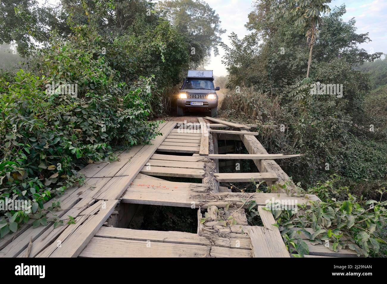 Véhicule tout-terrain devant un pont en bois cassé sur la Transpantaneira, Pantanal, Mato Grosso, Brésil Banque D'Images