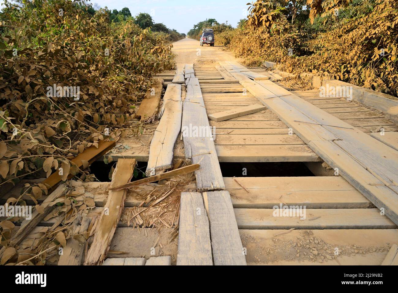 Pont en bois cassé sur la Transpantaneira, véhicule hors route derrière, Pantanal, Mato Grosso, Brésil Banque D'Images