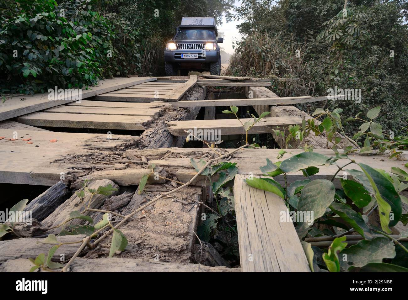 Véhicule tout-terrain devant un pont en bois cassé sur la Transpantaneira, Pantanal, Mato Grosso, Brésil Banque D'Images