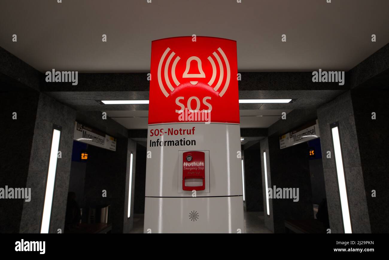 Boîte d'appel d'urgence dans la nouvelle station de métro Museumsinsel, quartier de Mitte, Berlin, Allemagne Banque D'Images