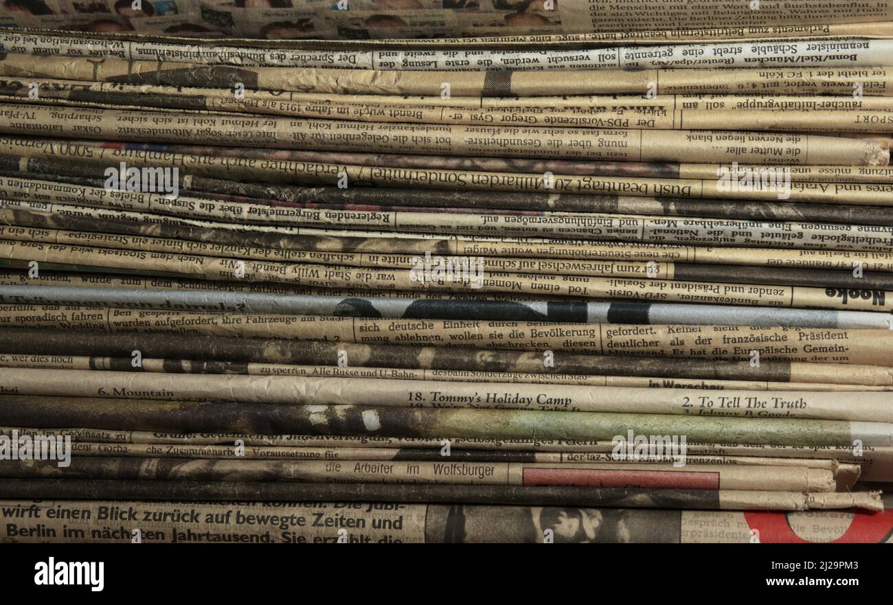 Une pile de vieux journaux, en partie déjà labelladés Banque D'Images