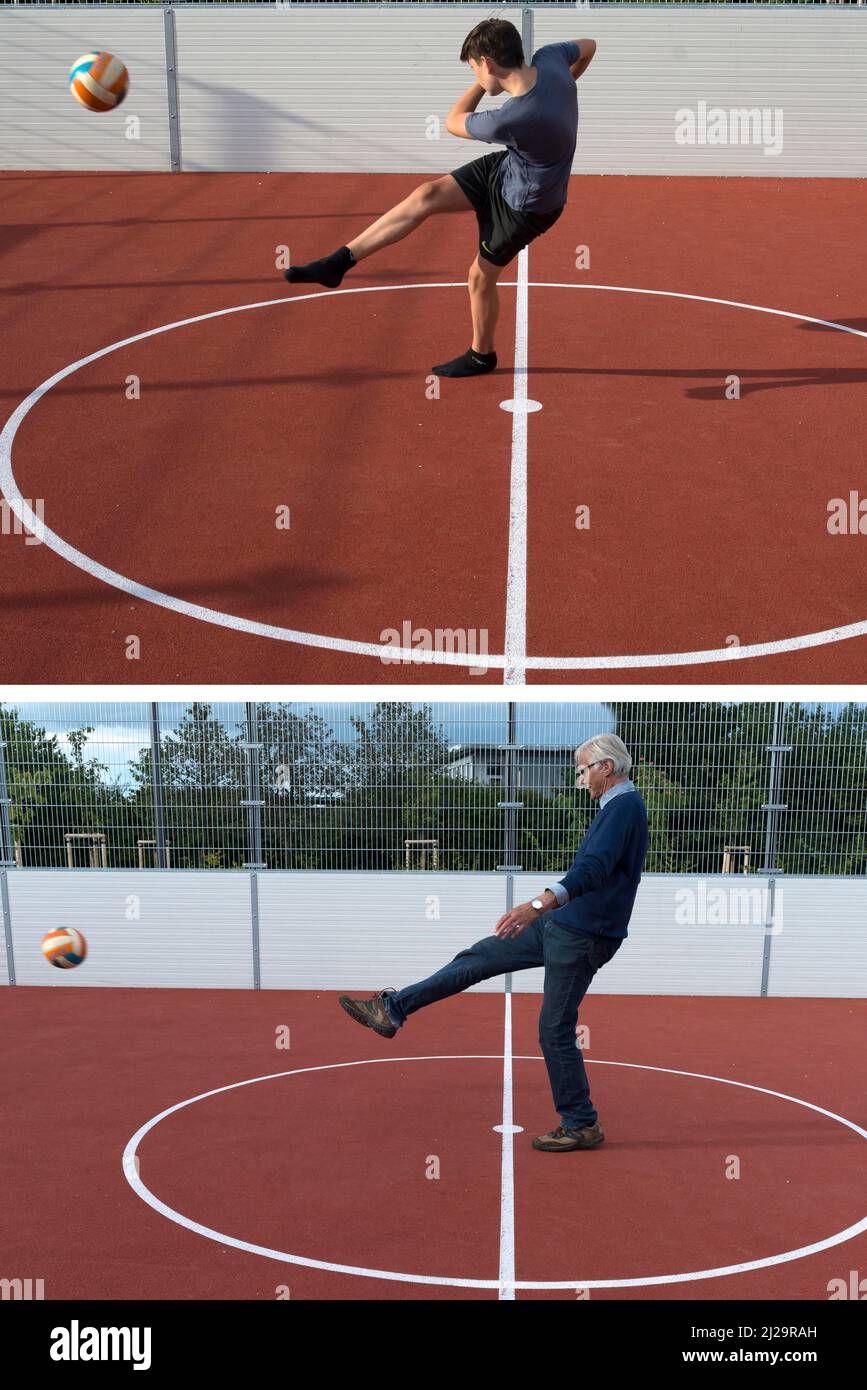 Grand-père et petit-fils jouant au football dans une cage de football, Bavière, Allemagne Banque D'Images