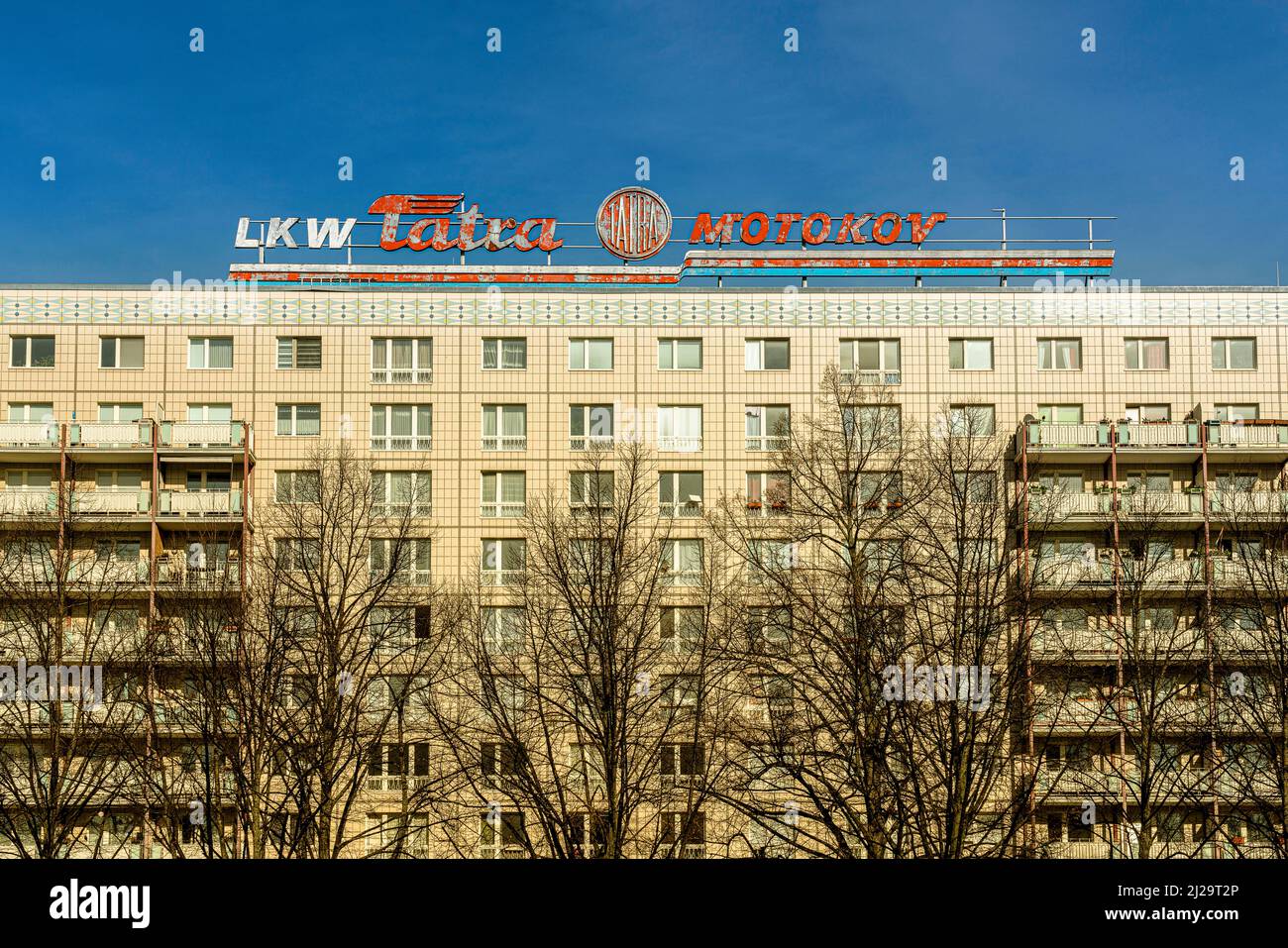 Publicité sur un vieux camion dans un immeuble résidentiel de Karl-Marx-Allee, Berlin, Allemagne Banque D'Images