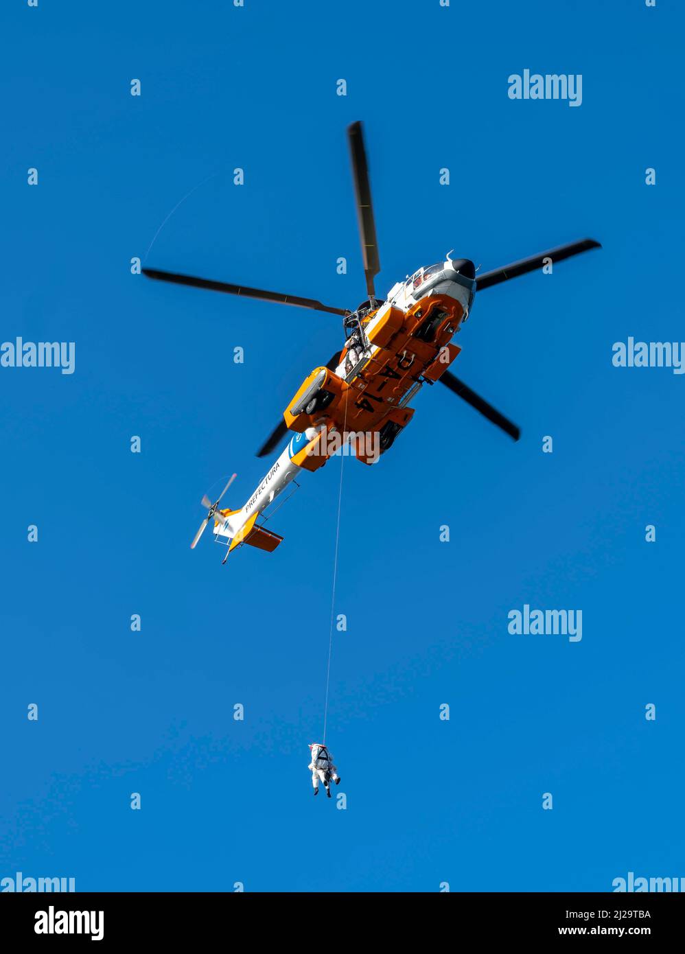 Deux médecins sont déportés d'un hélicoptère sur un bateau de croisière. Les essais de Corona doivent être effectués dans l'océan Atlantique, au sommet de l'Argentine. Banque D'Images