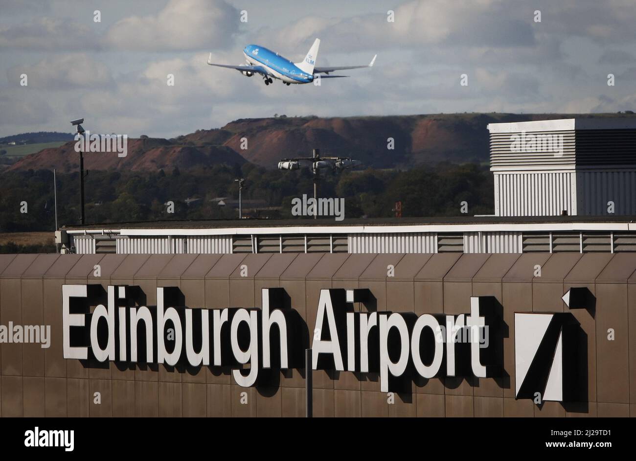 Photo du dossier datée du 19/10/10 d'un avion KLM prend son départ de l'aéroport d'Edimbourg, car l'aéroport d'Edimbourg a averti les voyageurs qui cherchent à aller à l'étranger au cours de la période estivale de pointe de s'attendre à des files d'attente et à des perturbations, car il revient au service complet pour la première fois en plus de deux ans. Banque D'Images