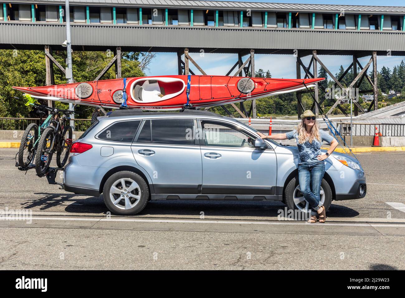 En attendant le ferry avec la voiture, les VTT et les kayaks de mer. Banque D'Images