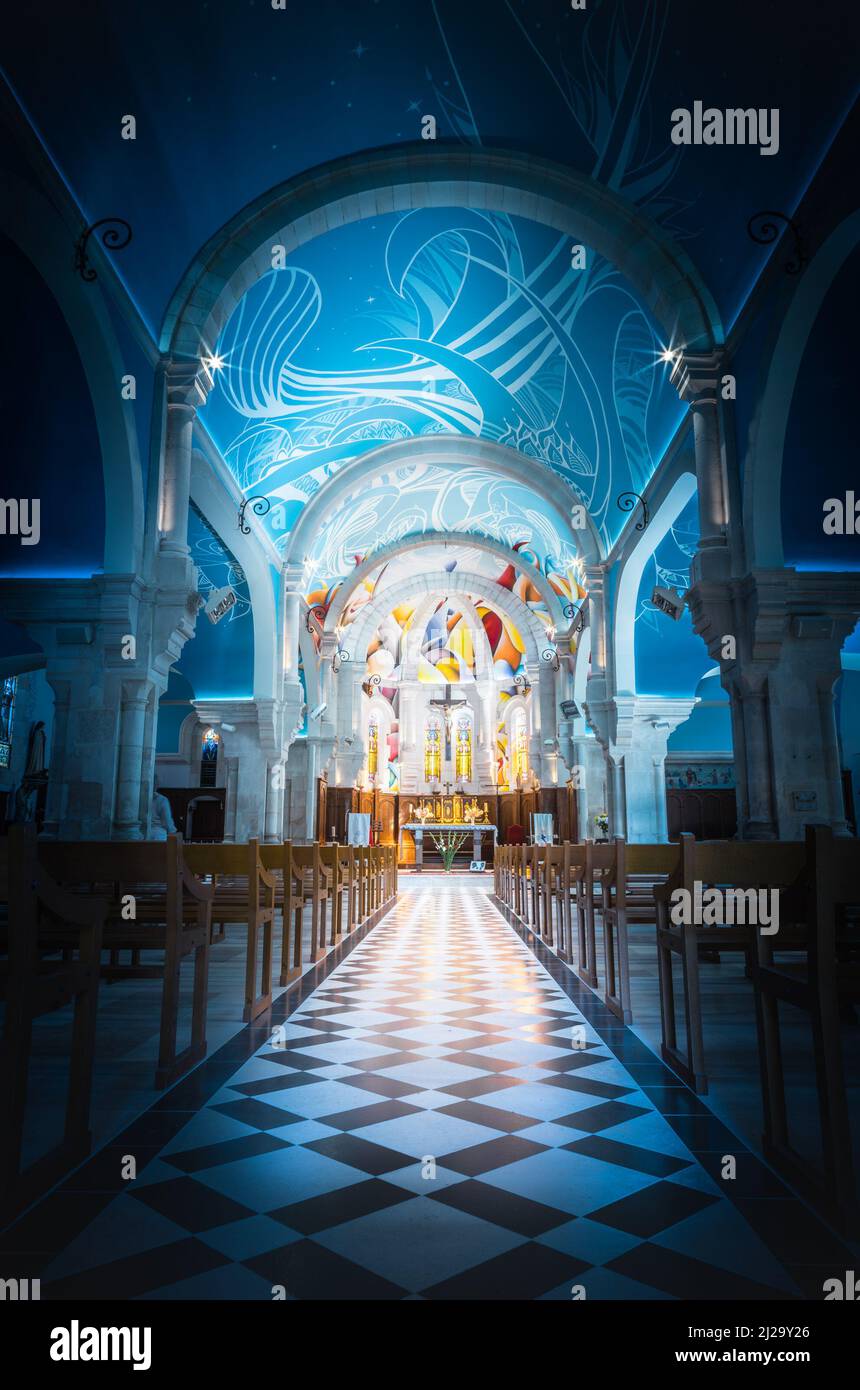 Photo verticale d'un intérieur de la cathédrale Saint-Pierre et Saint-Paul Banque D'Images