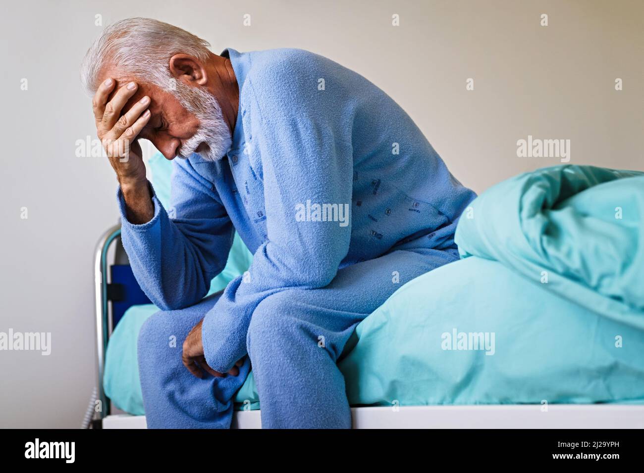 Patient masculin âgé dans le lit d'hôpital qui se remet de la maladie. Concept de soins de santé. Banque D'Images