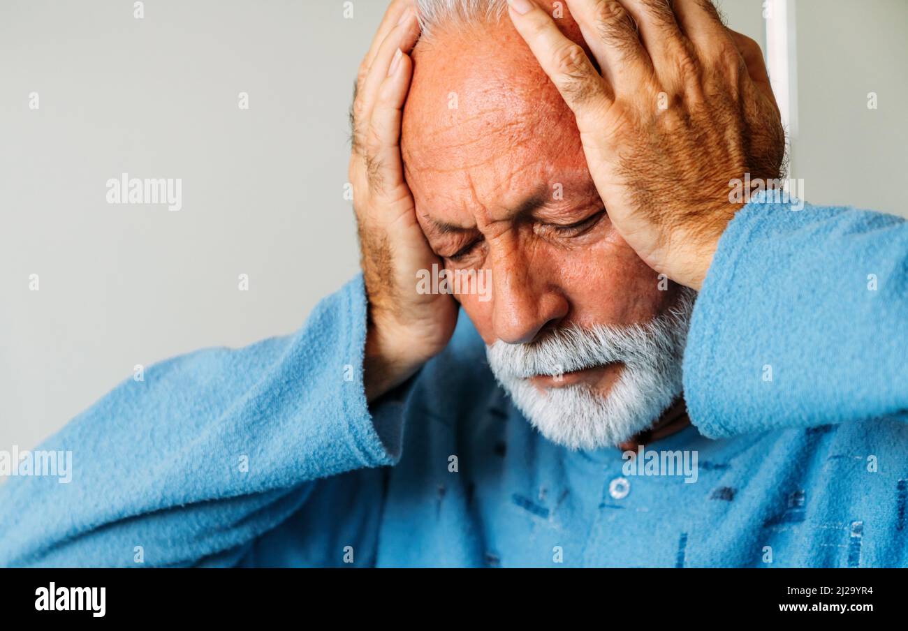 Homme âgé souffrant de maux de tête. Concept de personnes de maladie de santé Banque D'Images