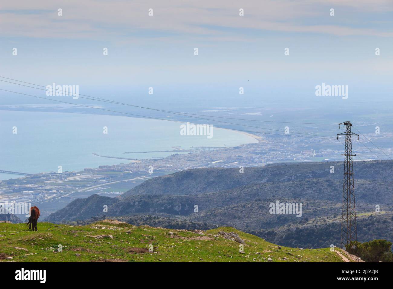 Pouilles : entre mer et terre, entre campagne et ville. Promontoire du Gargano : vue panoramique depuis Monte Sant'Angelo. Banque D'Images