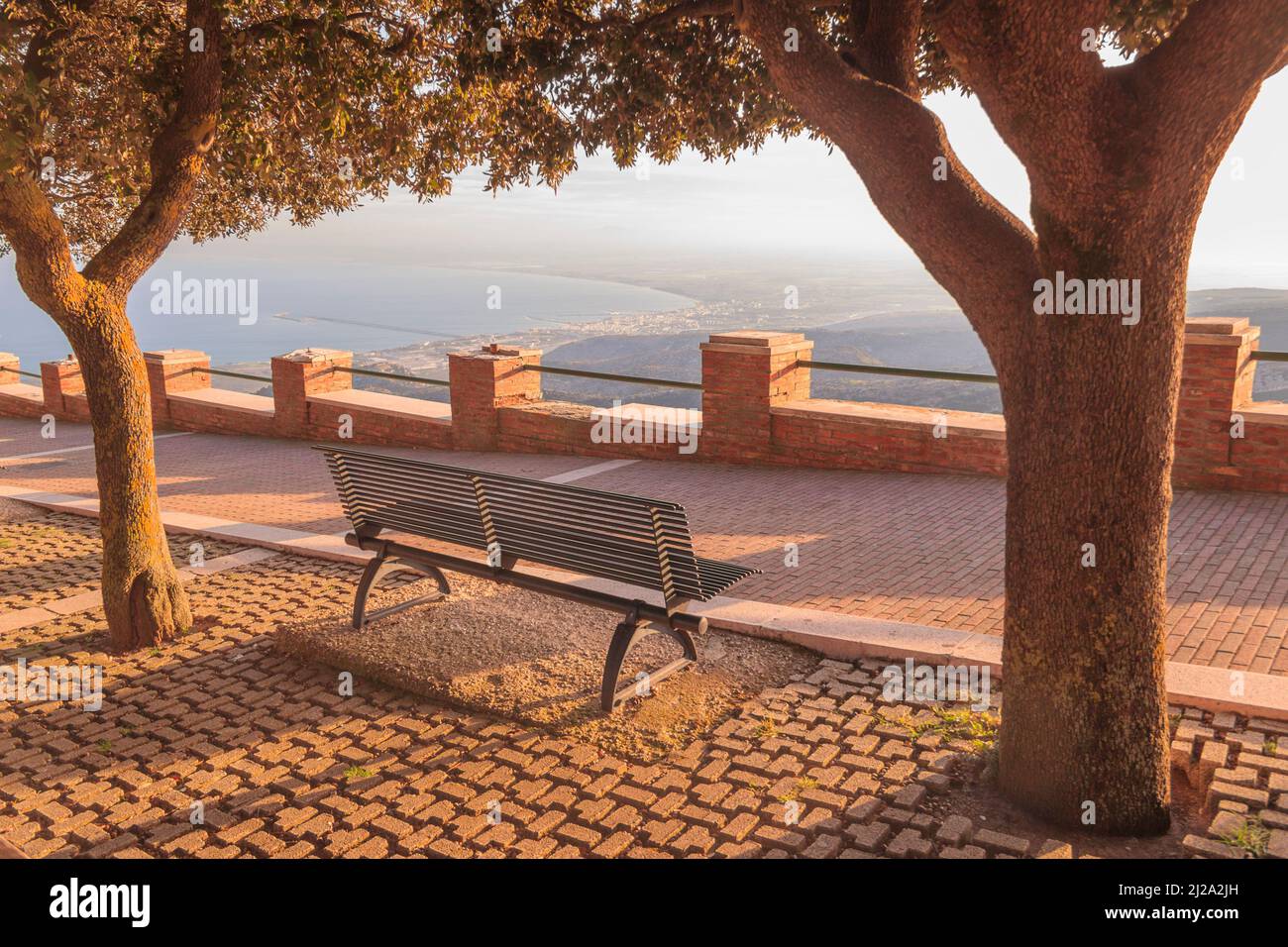 Promontoire du Gargano : vue panoramique depuis Monte Sant'Angelo, sur fond de côte Adriatique avec le golfe de Manfredonia (Italie). Banque D'Images