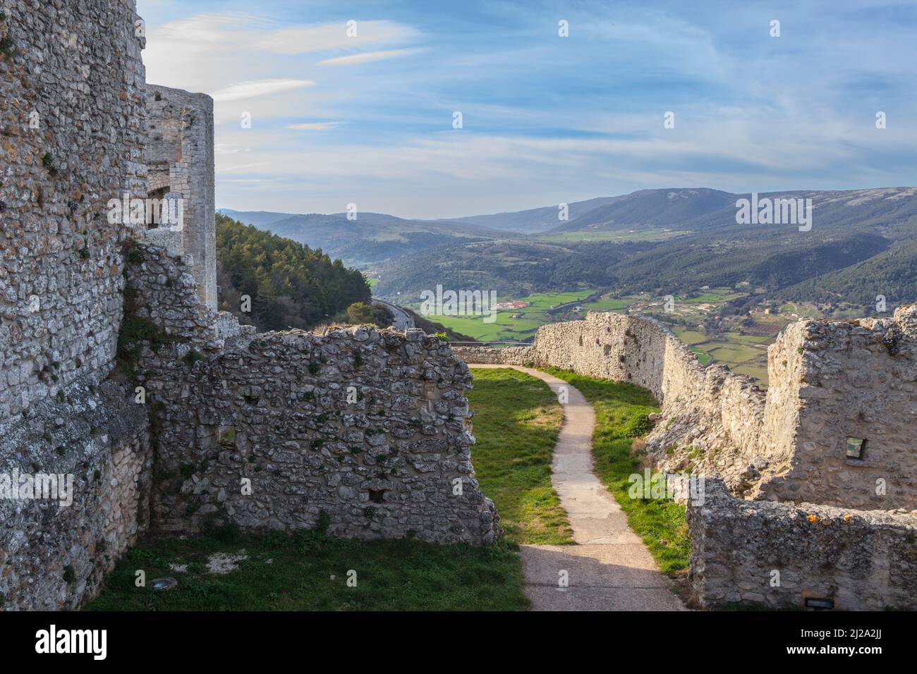 Vue sur le château de Monte Sant'Angelo. Il s'agit d'une architecture dans la ville des Pouilles de Monte Sant'Angelo, en Italie. Banque D'Images