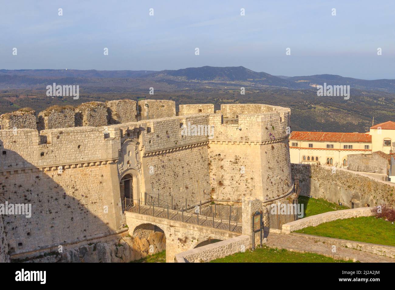 Vue sur le château de Monte Sant'Angelo. Il s'agit d'une architecture dans la ville des Pouilles de Monte Sant'Angelo, en Italie. Banque D'Images